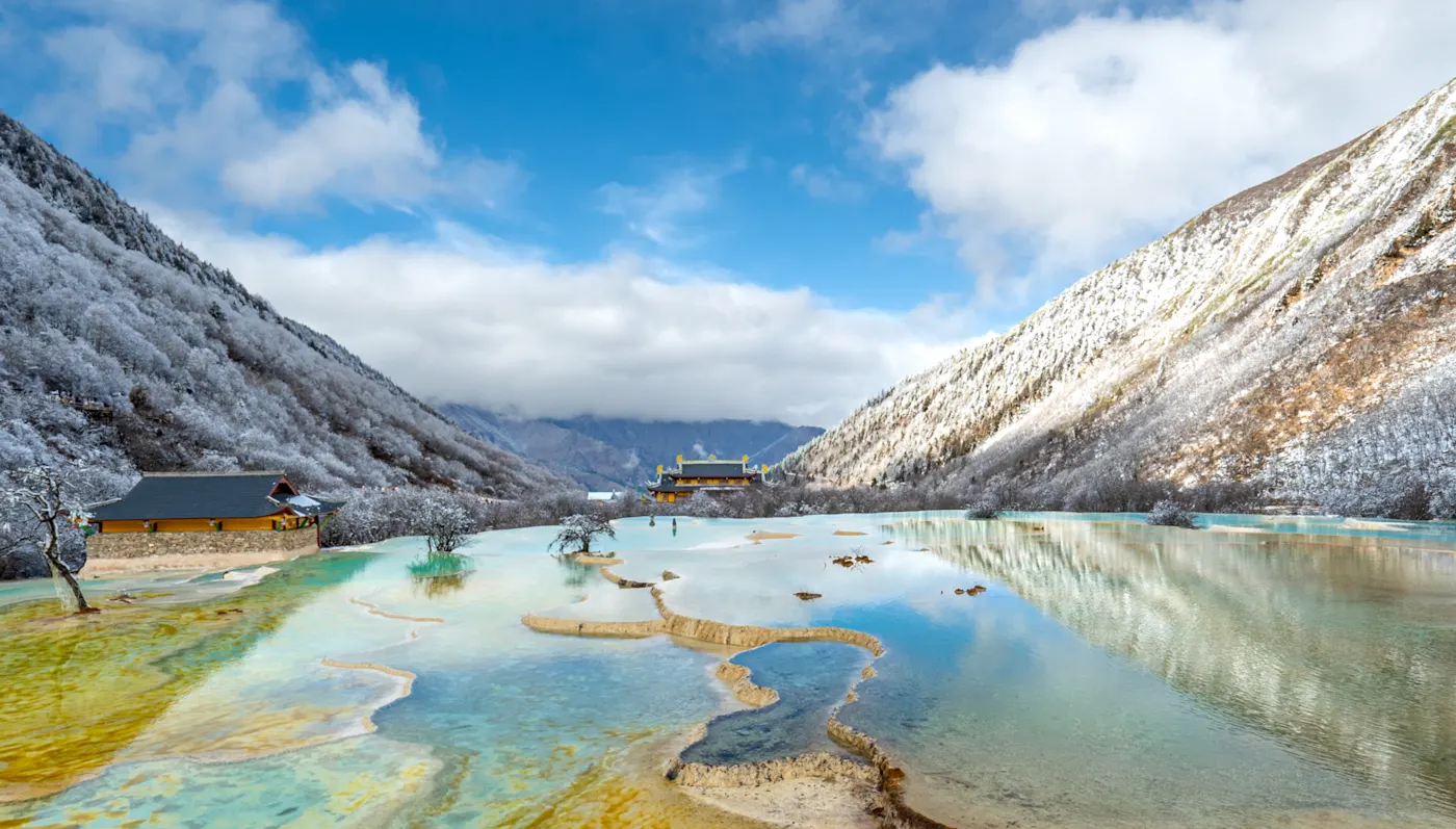 
Atemberaubende Fünf-Farben-Teiche im Huanglong-Gebiet von landschaftlichem und historischem Interesse in den Minshan-Bergen am Rande des tibetischen Himalaya-Plateaus im Kreis Songpan, Provinz Sichuan, China Asien