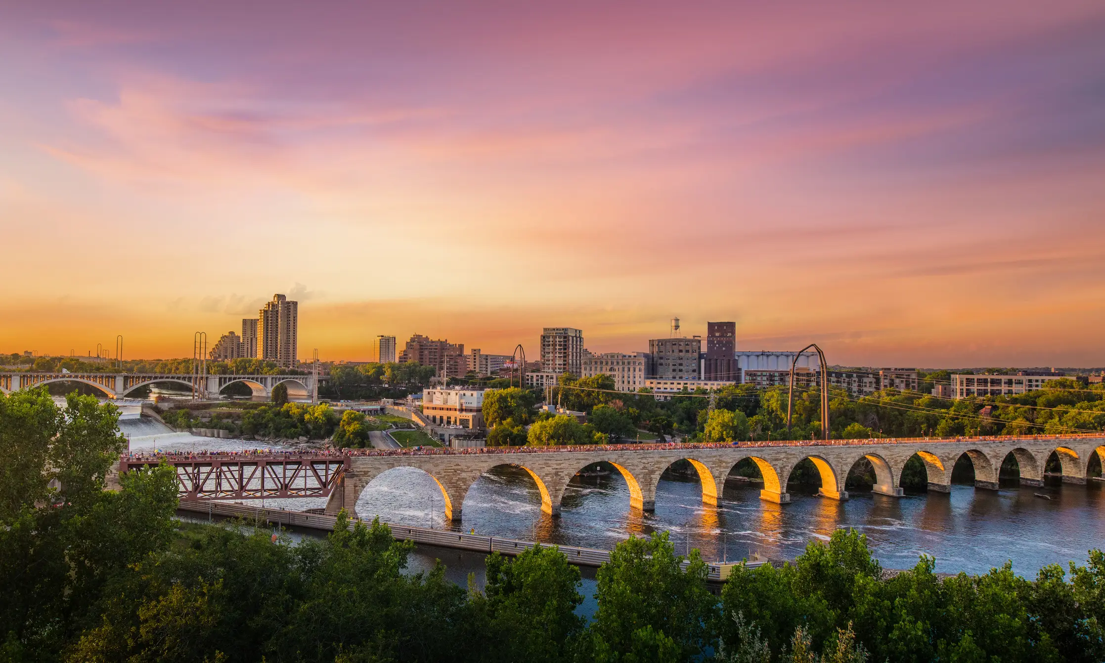 Minneapolis Minnesota bei Sonnenuntergang am Mississippi