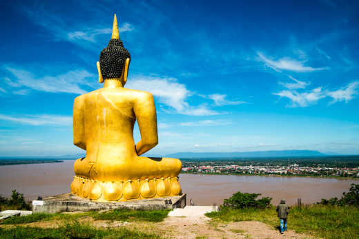 Der Goldene Buddha im Phu salao Tempel Pakse, Laos.