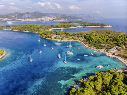 Die Plakinsk-Inseln von oben gesehen mit Segelbooten im Wasser: Ideal für eine Inselhopping-Reise in Kroatien