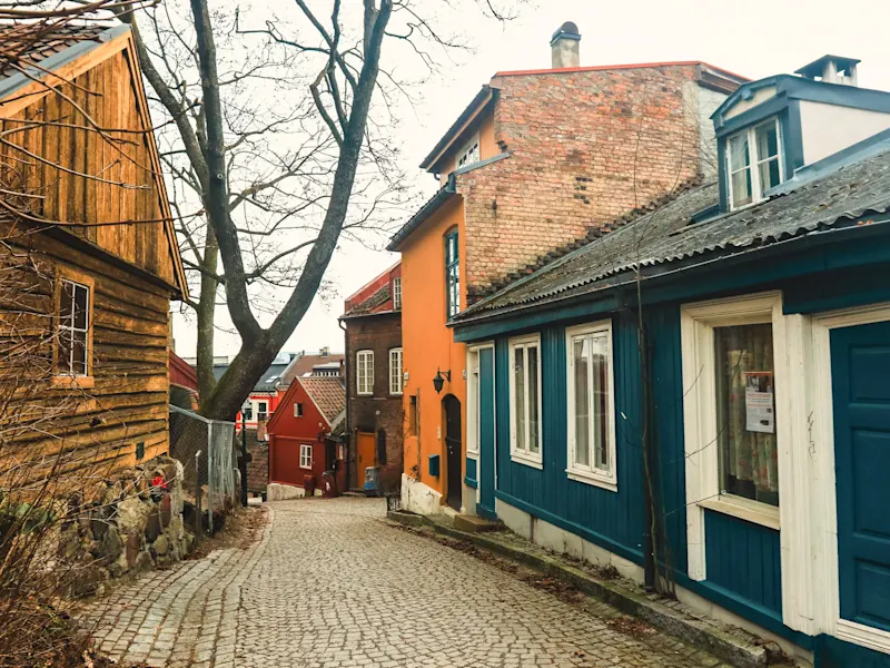 Historische Gasse mit bunten Häusern, Oslo, Norwegen.
