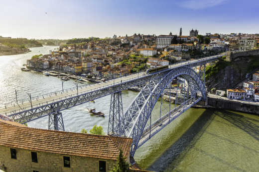  Dom Luis I bridge that lies over river Douro in Porto city. 