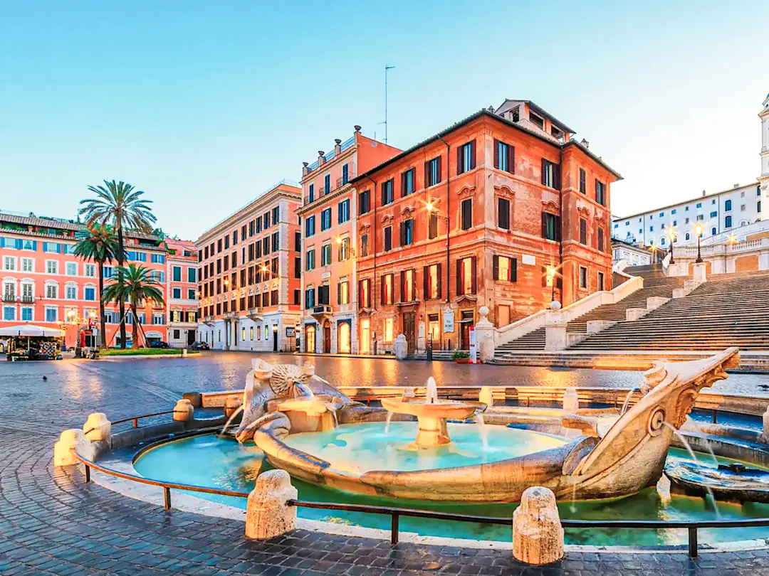 Berühmter Platz mit der Barcaccia-Brunnen und Treppe. Piazza di Spagna, Latium, Italien.
