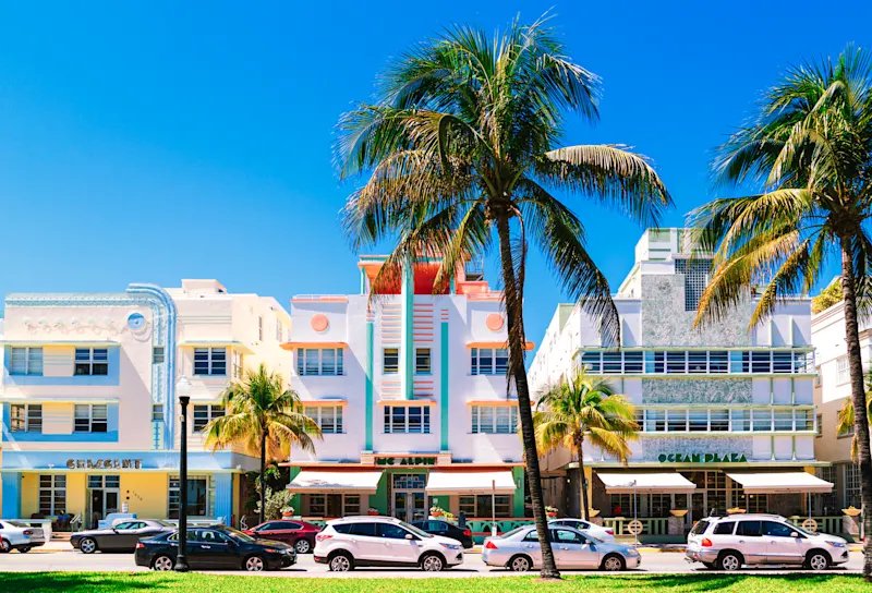 Florida, USA Eine schöne Straße mit bunten Häusern und Palmen in Miami in Florida.
