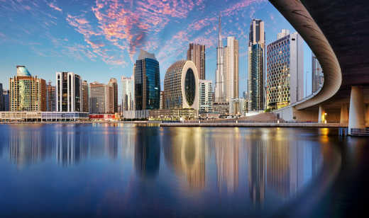 Die Reflexion von Dubai Skyline im Wasser, Vereinigte Arabische Emirate.