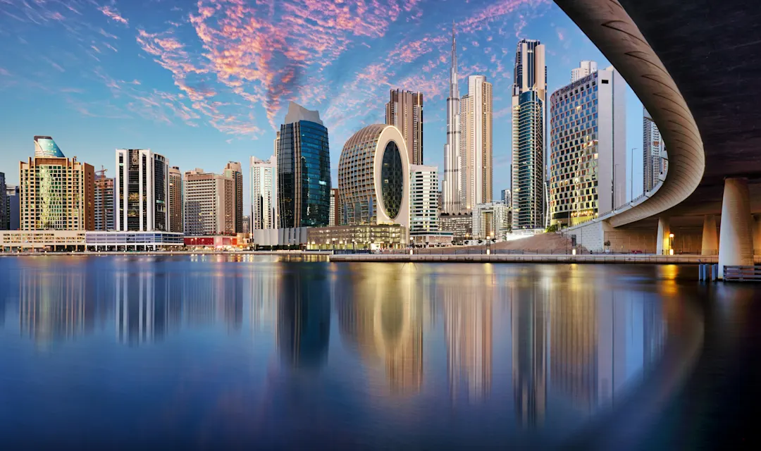 Die Reflexion von Dubai Skyline im Wasser, Vereinigte Arabische Emirate.