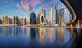 Die Reflexion von Dubai Skyline im Wasser, Vereinigte Arabische Emirate.