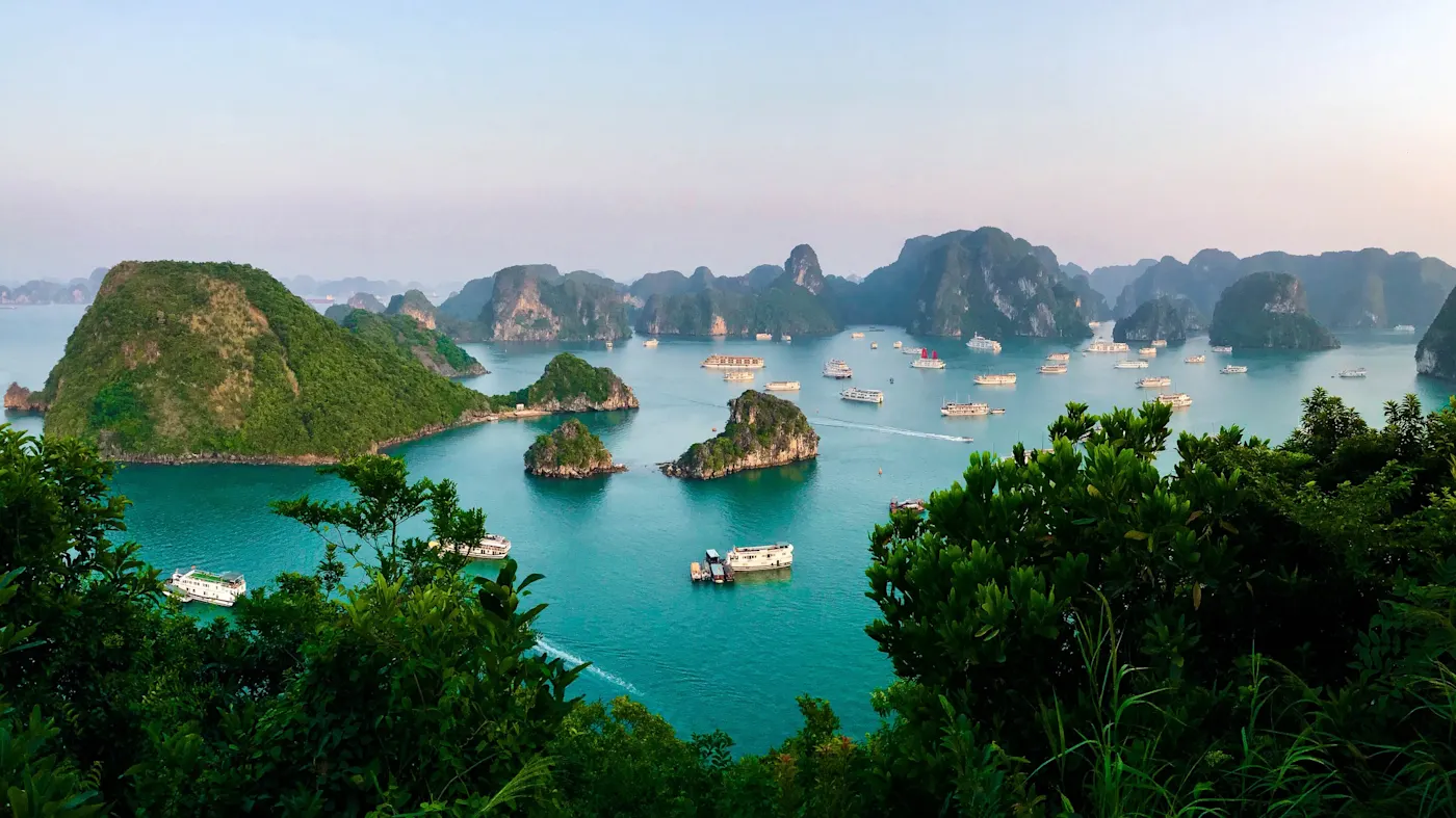Panorama von Ha Long Bay mit Booten bei Sonnenuntergang, Vietnam