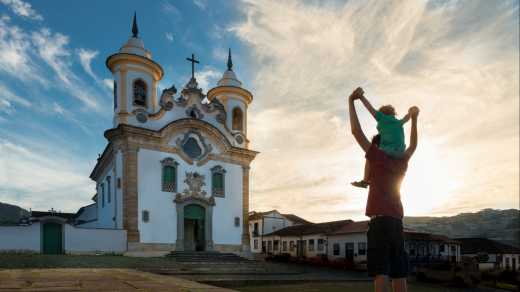 Vater mit Sohn auf seinen Schultern in der Stadt Marian, Brasilien.


