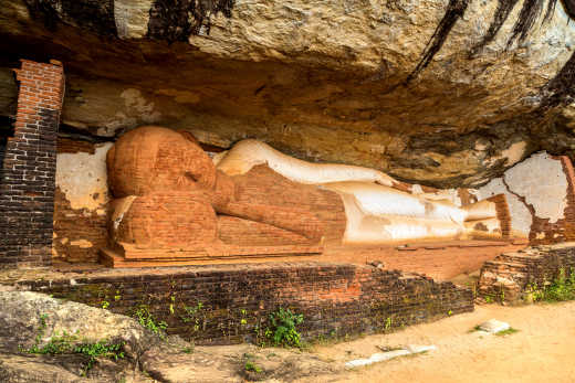 Die Buddha-Statue auf dem Pidurangala-Felsen in der Nähe des Löwenfelsens in Sigiriya, Sri Lanka

