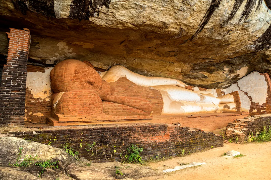 Sri Lanka, Sigiriya, Pidurangala Die Buddha-Statue auf dem Pidurangala-Felsen in der Nähe des Löwenfelsens in Sigiriya, Sri Lanka