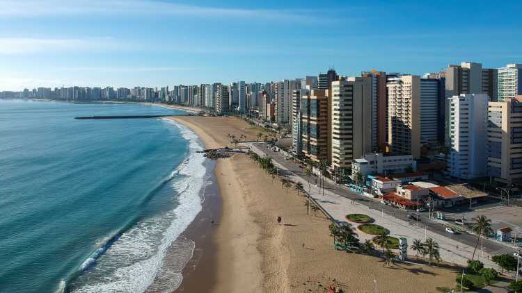 Praia de Iracema strand in Fortaleza Brazilië vanuit de lucht gezien