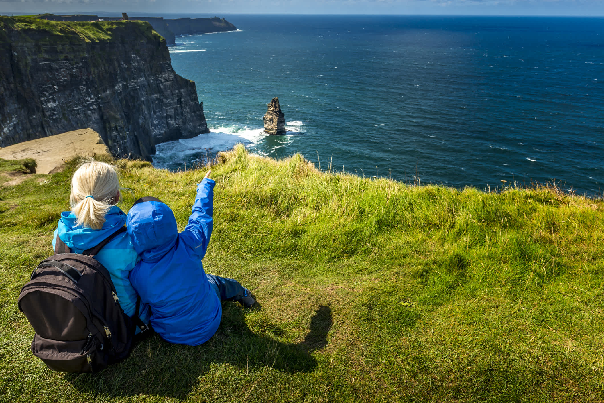 Frau und ein Kind bewundern den Blick auf Cliffs of Moher, County Clare, Irland. 