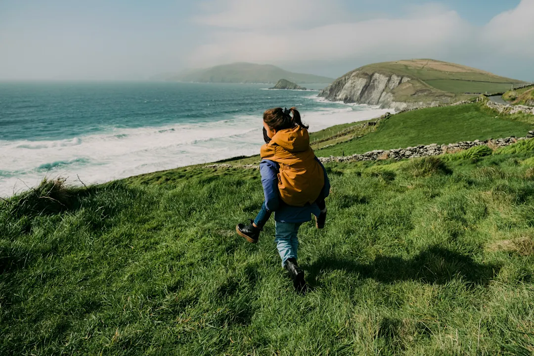 Vater und Sohn bewundern die Landschaft von Horn Head, Donegal, Irland.

