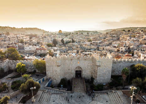 Ein Blick auf die historische Stadt Israel und ihre Jahrhunderte alten Stadtmauern 