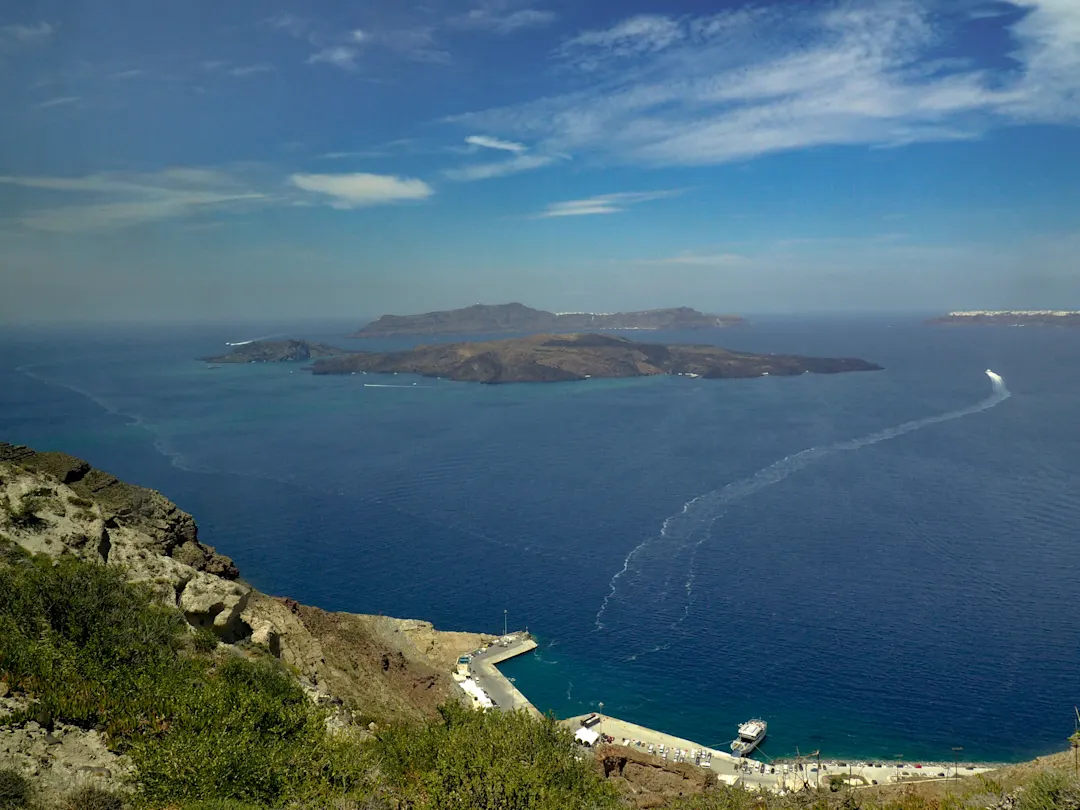 Schöne Aussicht auf das Meer der Insel Santorin in Griechenland
