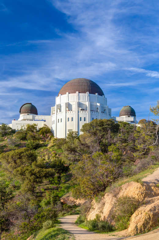 Visitez le célèbre Griffith Observatory pendant votre voyage à Los Angeles et admirez la vue panoramique sur la ville.