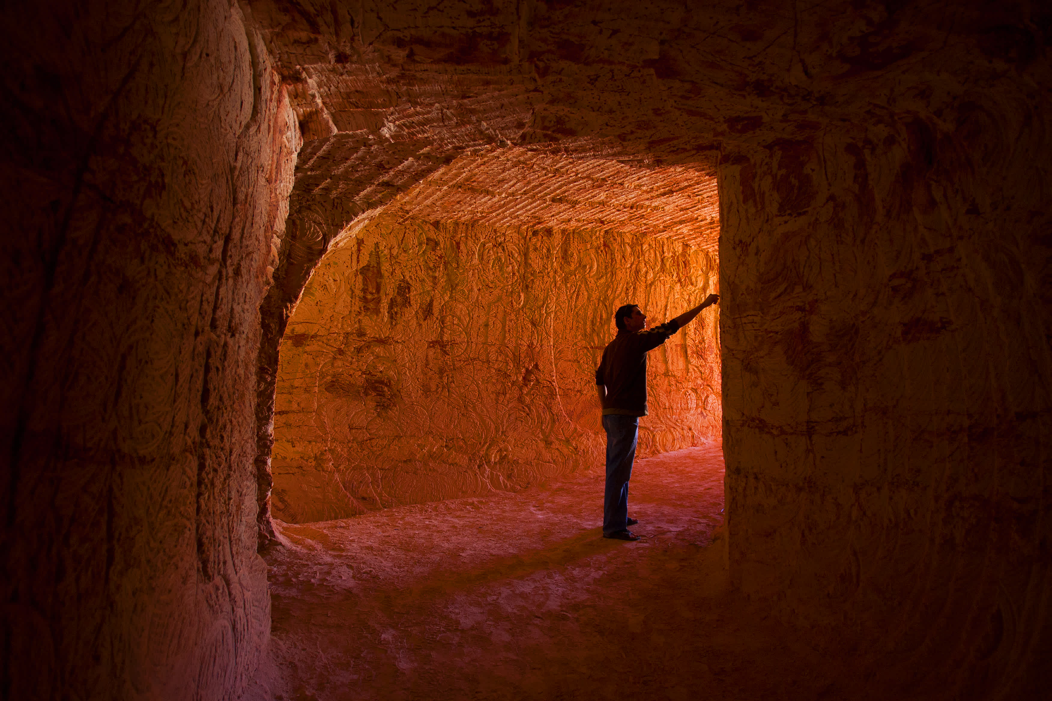 Mann im Bergwerkstunnel, Coober Pedy, Südaustralien