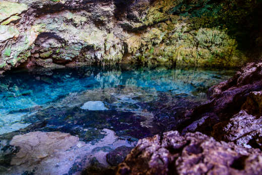 Stalaktiten und Stalagmiten in einer Kuza-Höhle auf Sansibar, Tansania.