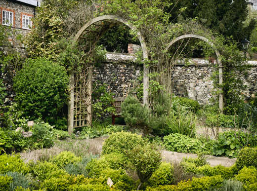 Kräutergarten mit Bögen in East Ruston Old Vicarage Garden, Norwich, England. 