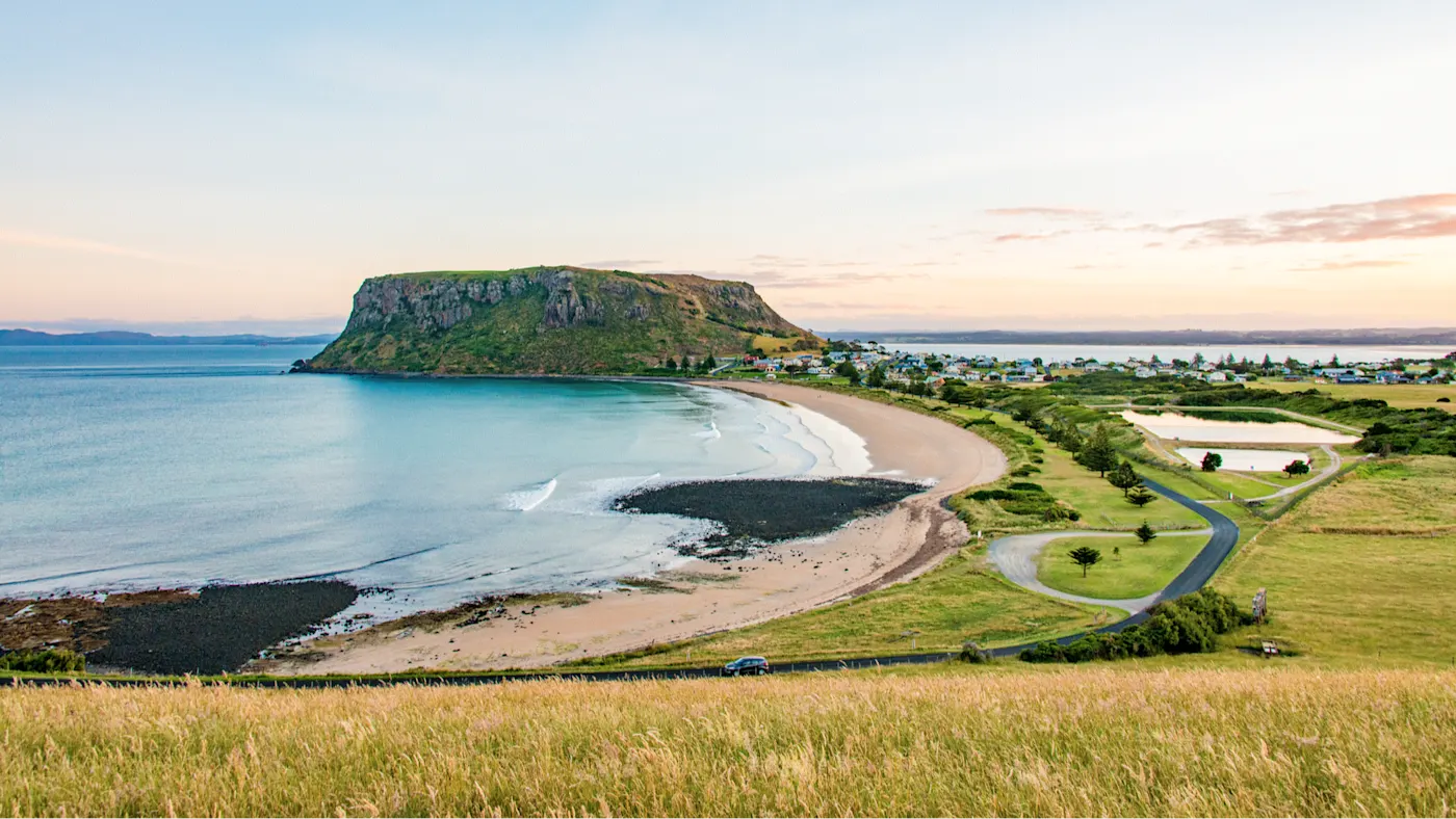 Tasmanien, Australien. Panoramablick auf den "Nut", einen markanten Felsvorsprung am Strand von Stanley, Tasmanien, Australien.