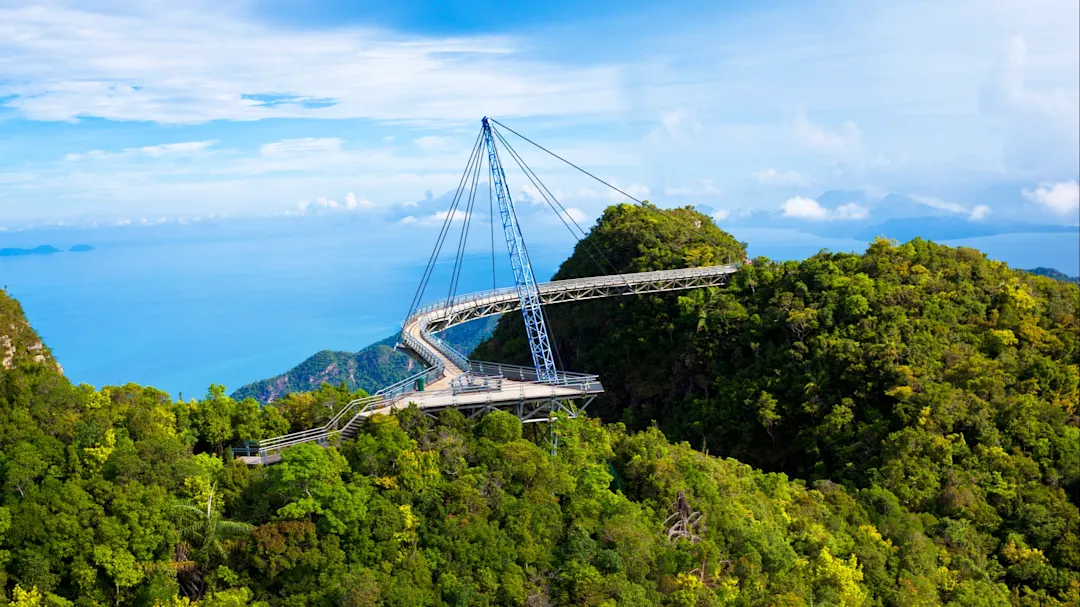 Sky Bridge über grüner Landschaft mit Blick auf das Meer, Langkawi, Malaysia