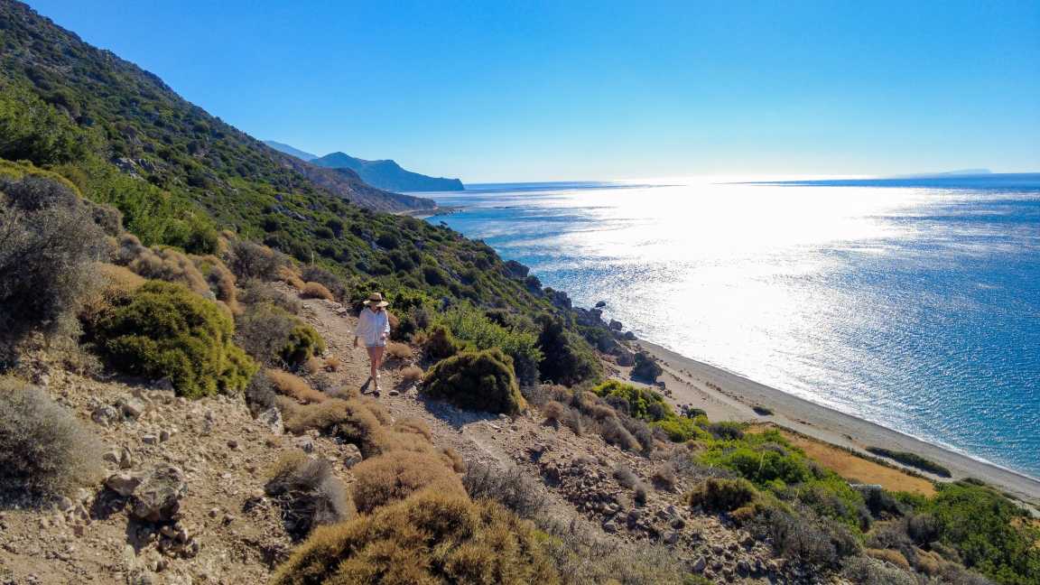 Frau auf einer Wanderung am Meer in Paleochora