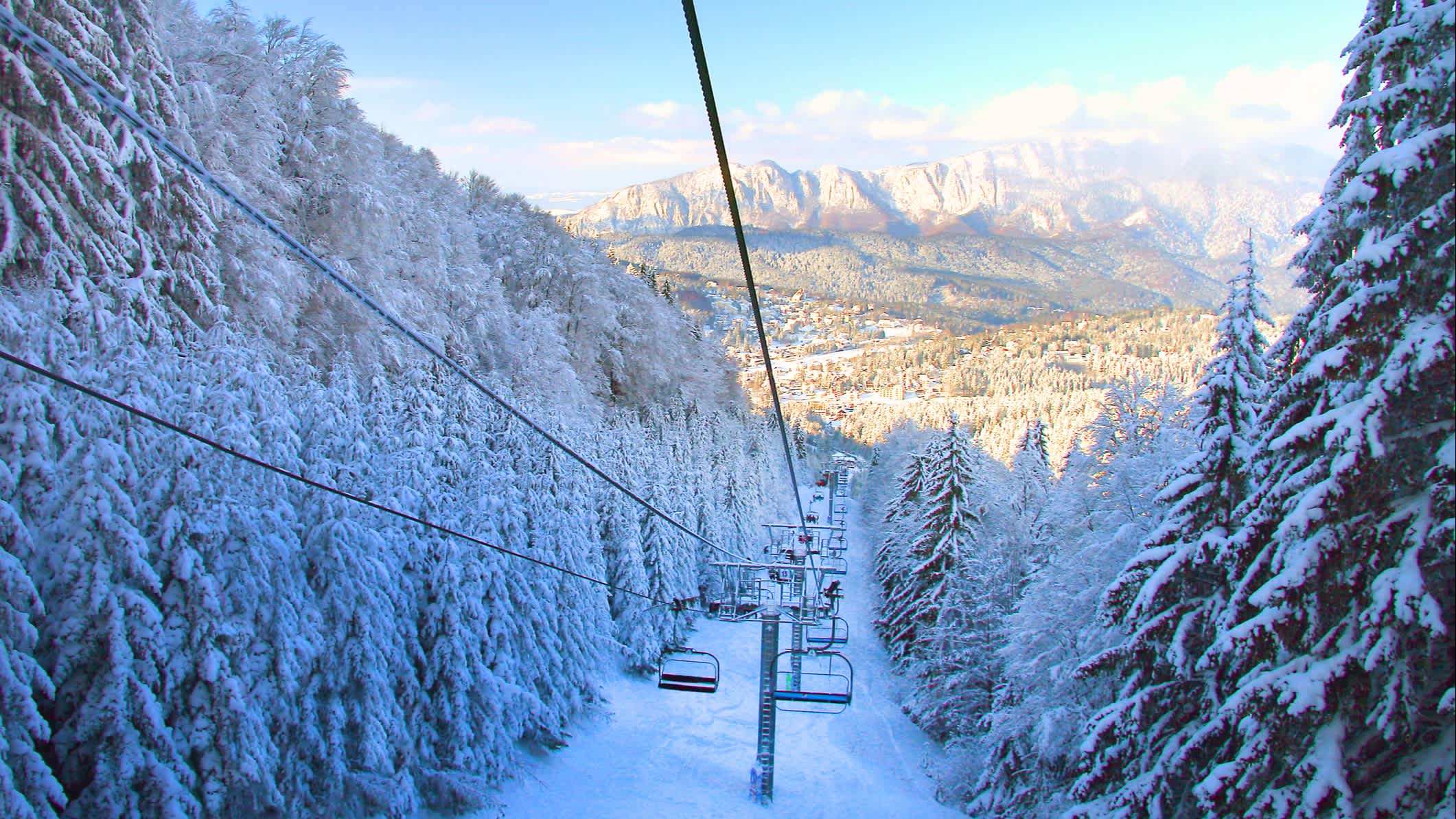 Télécabine dans un domaine skiable enneigé