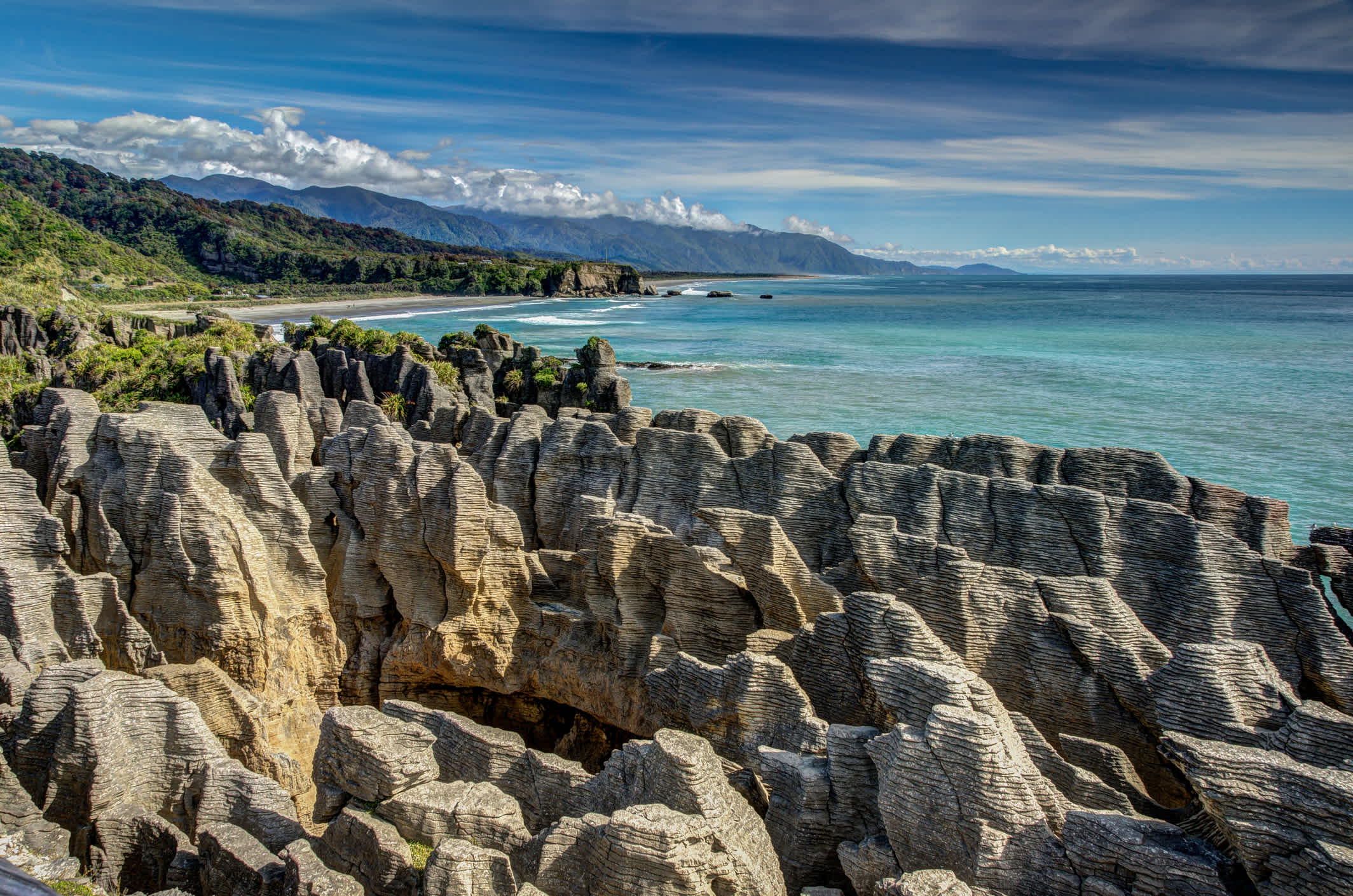 Découvrez les plages rocheuses de Punakaiki pendant votre séjour en Nouvelle-Zélande.