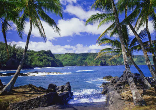 Brechende Brandung an der Küste von Maui, Hawaii-Inseln, USA