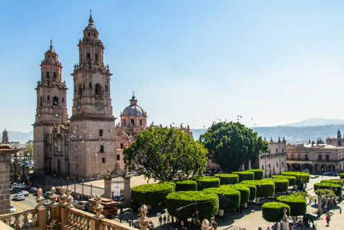 Blick von oben auf die Kathedrale von Morelia und den Stadtplatz.