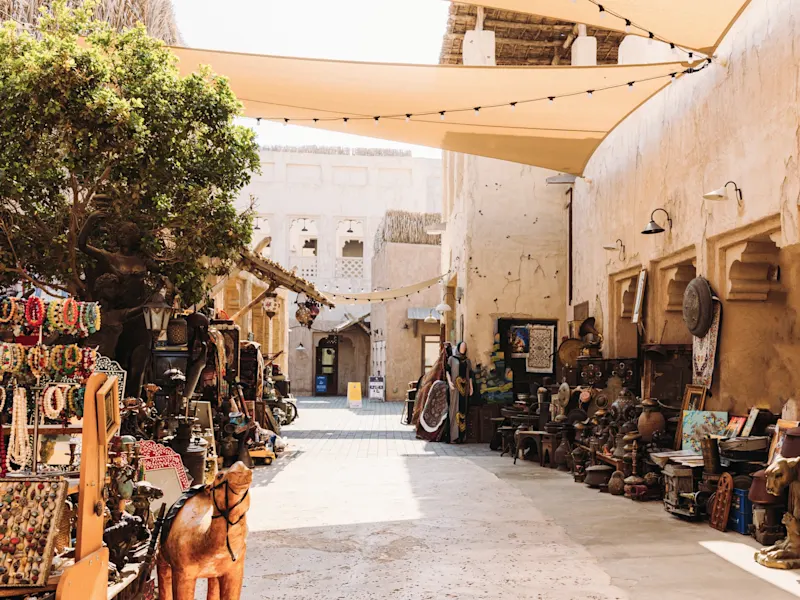 Dubai, Dubai, Vereinigte Arabische Emirate Traditioneller Souk mit Antiquitäten und Schmuckständen in einer Gasse. Dubai, Dubai, Vereinigte Arabische Emirate.