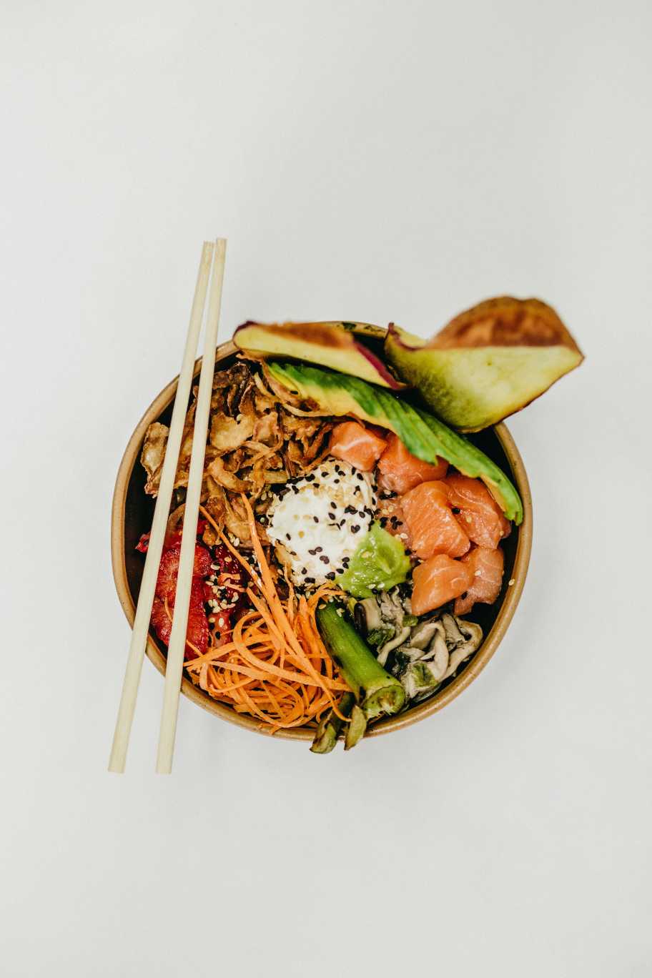 Savourez un poke bowl traditionnel pendant votre voyage à Hawaï.