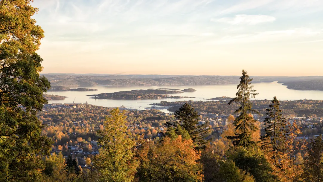 Aussicht über Oslo mit dem Oslofjord und vielen Inseln. Oslo, Oslo, Norwegen.

