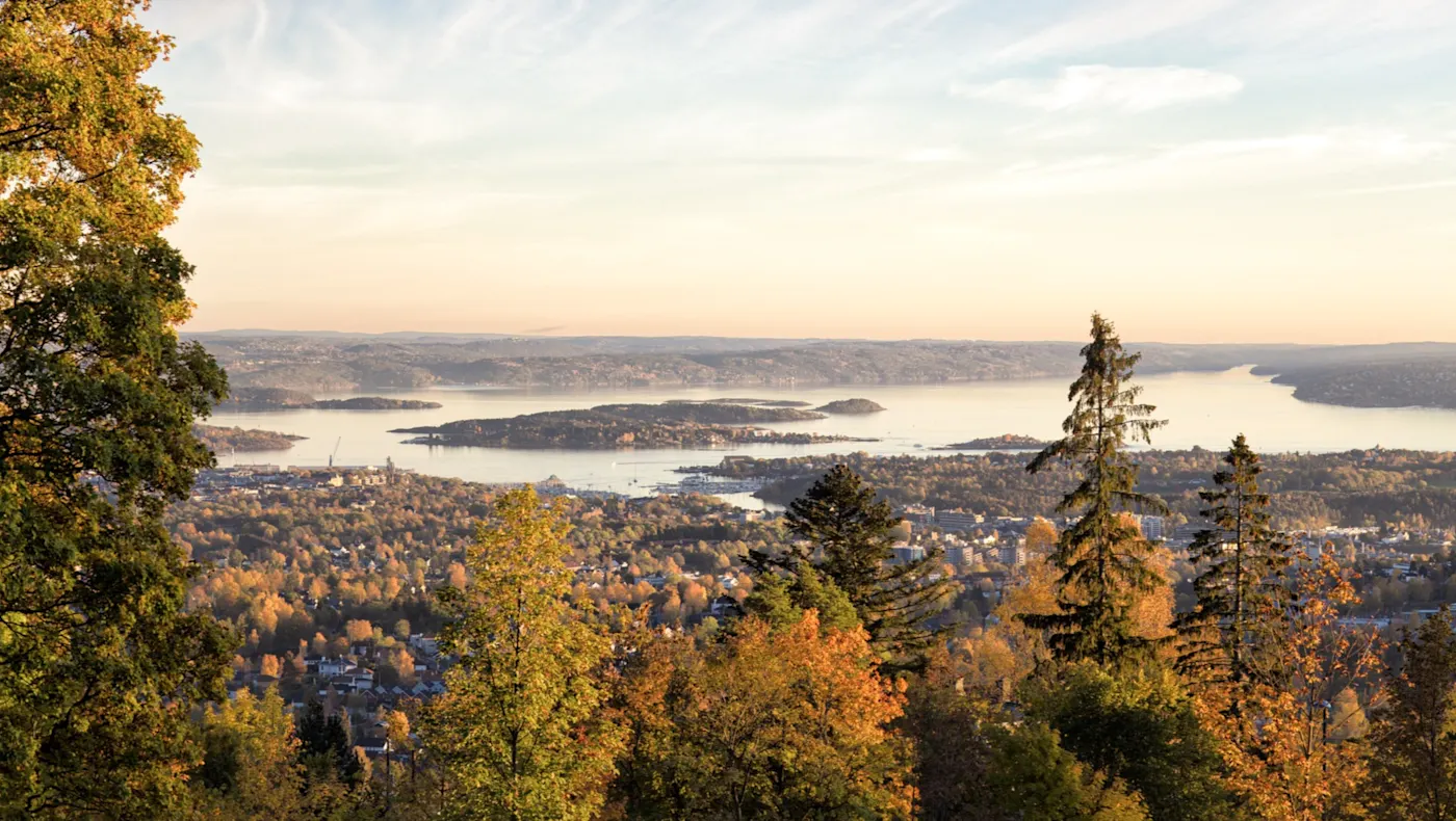 Aussicht über Oslo mit dem Oslofjord und vielen Inseln. Oslo, Oslo, Norwegen.

