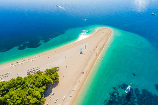 Luftaufnahme des Zlatni Rat auf der Insel Brač, Kroatien
