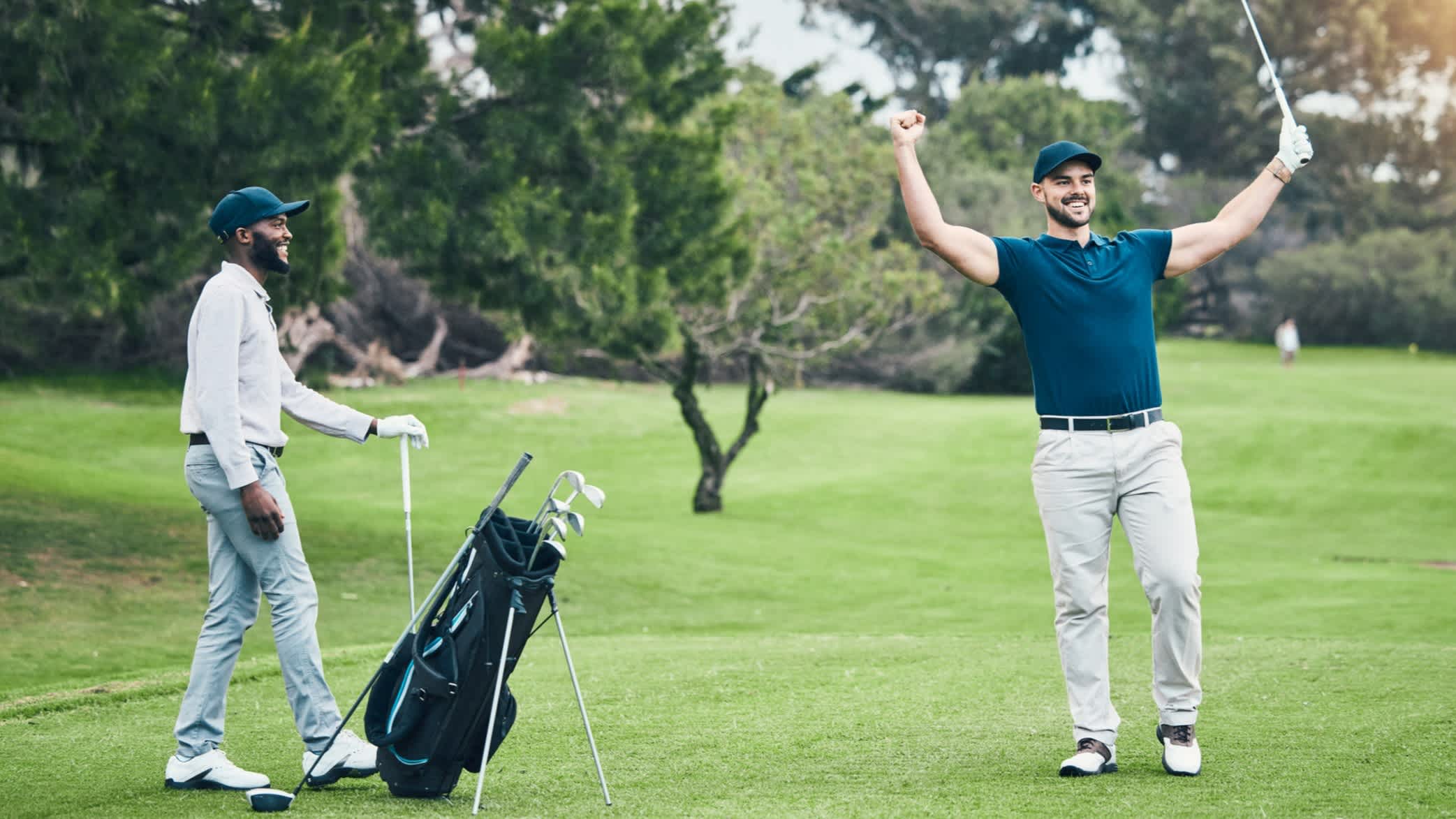 Zwei Golfspieler auf einem Platz in Südafrika