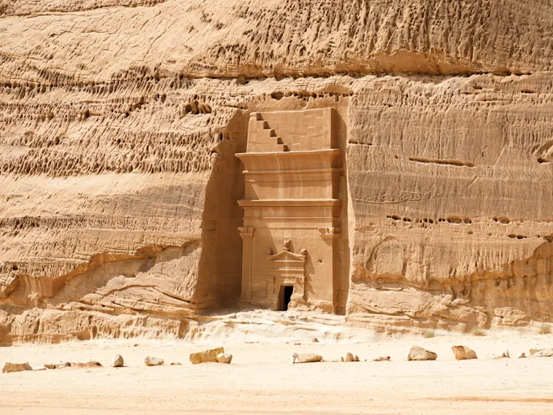 In Sandstein gehauenes antikes Grabmal in der Wüste, Al-ʿUla, Provinz Medina, Saudi-Arabien.