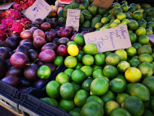 Goûtez aux produits locaux en visitant le marché Saint-Pierre pendant vos vacances à La Réunion.