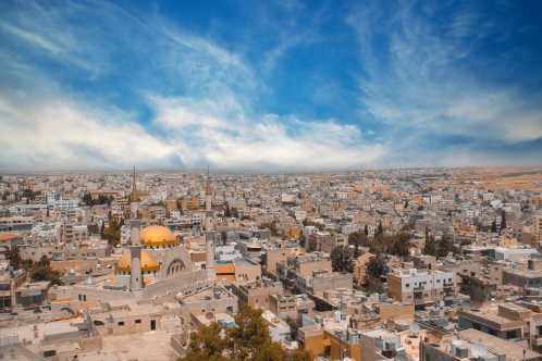  Blick auf das Stadtzentrum von Madaba in Jordanien mit der zentralen Moschee