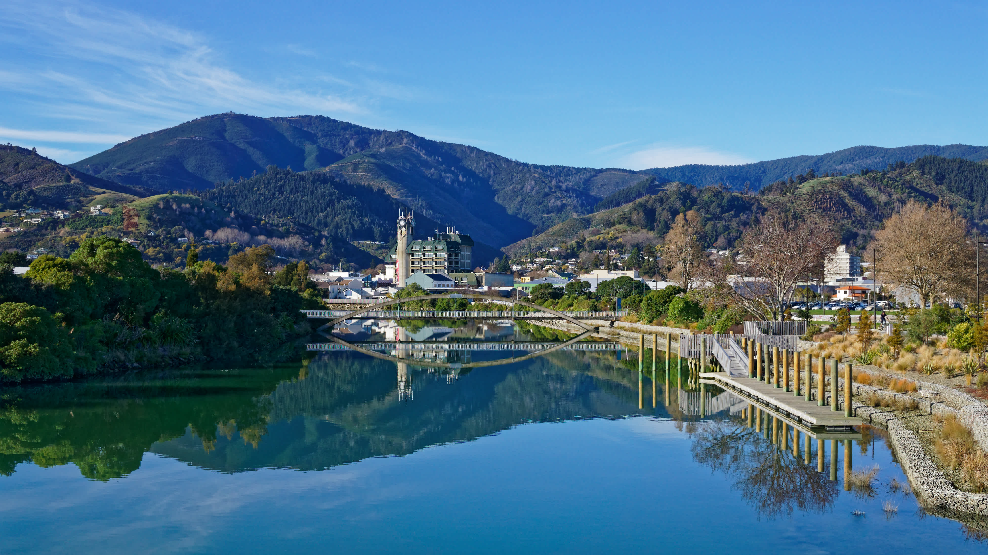 Panorama der Stadt Nelson, die sich im ruhigen Wasser des Maitai River spiegelt, Neuseeland.