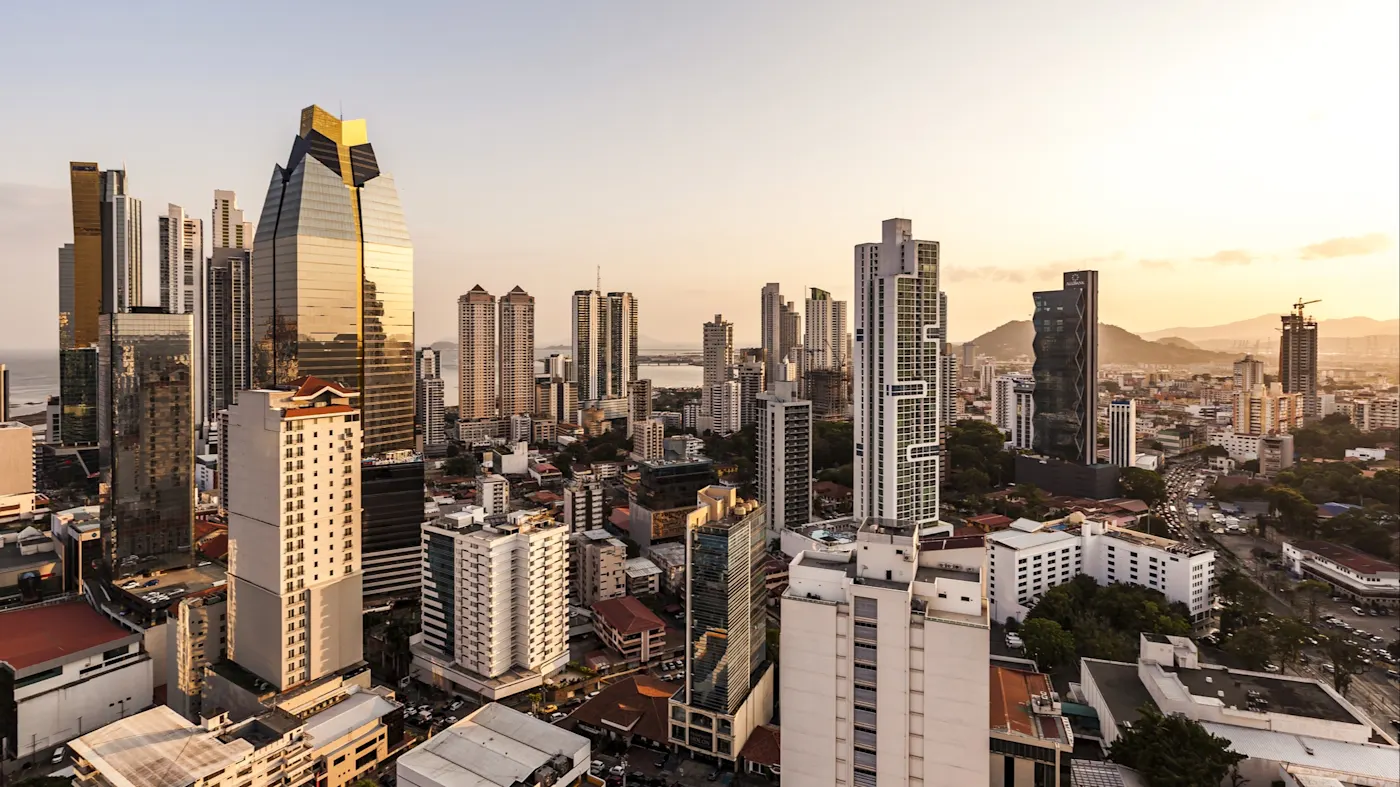 Panama-Stadt, Skyline, Panama Skyline von Panama-Stadt mit modernen Wolkenkratzern bei Sonnenuntergang.