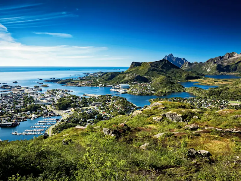 Panoramablick auf die Stadt mit Fjorden und Bergen. Svolvær, Nordland, Norwegen.