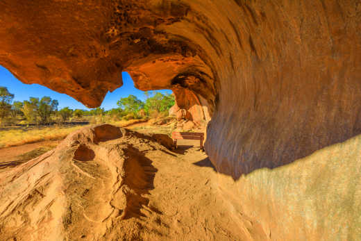 Wandern Sie während Ihrer Reise zum Uluru auf den Mala Walk Pfaden im Nationalpark.