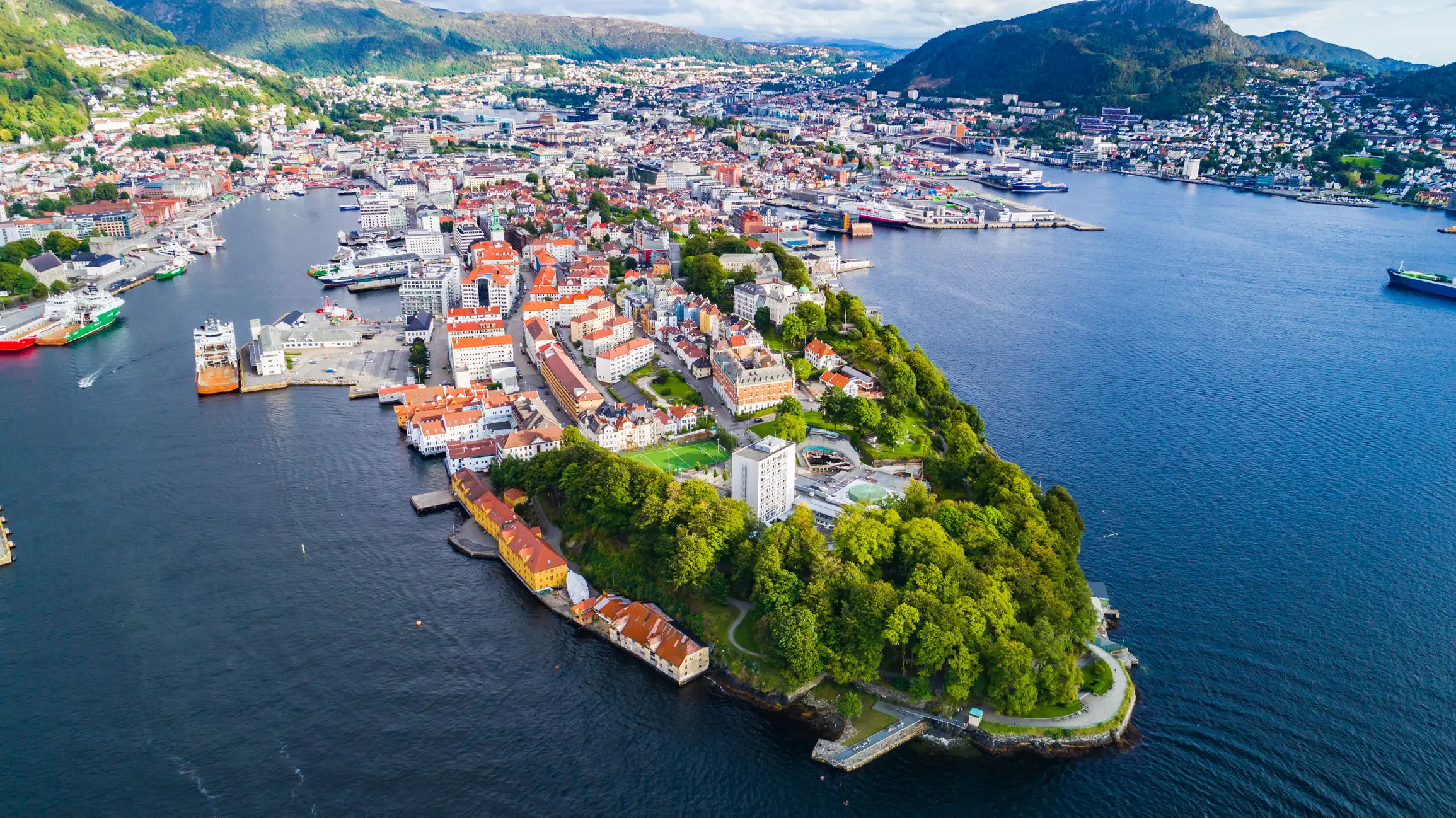 Luftaufnahme der Stadt Bergen an einem Sommertag