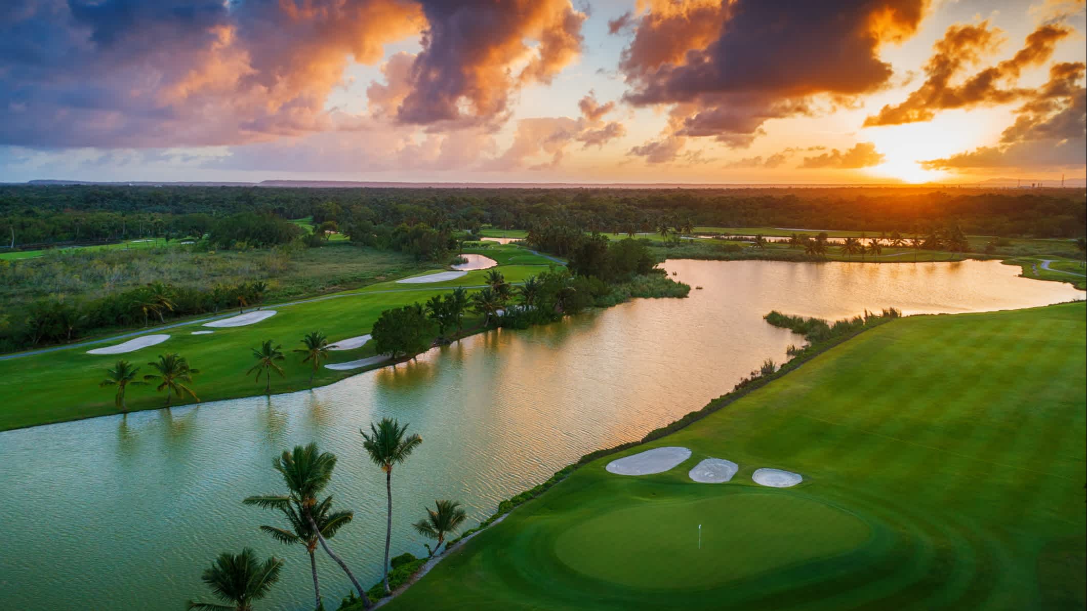 Luftaufnahme des tropischen Golfplatz bei Sonnenuntergang