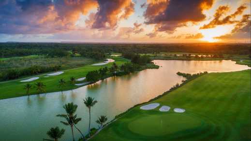 Luftaufnahme des tropischen Golfplatz bei Sonnenuntergang