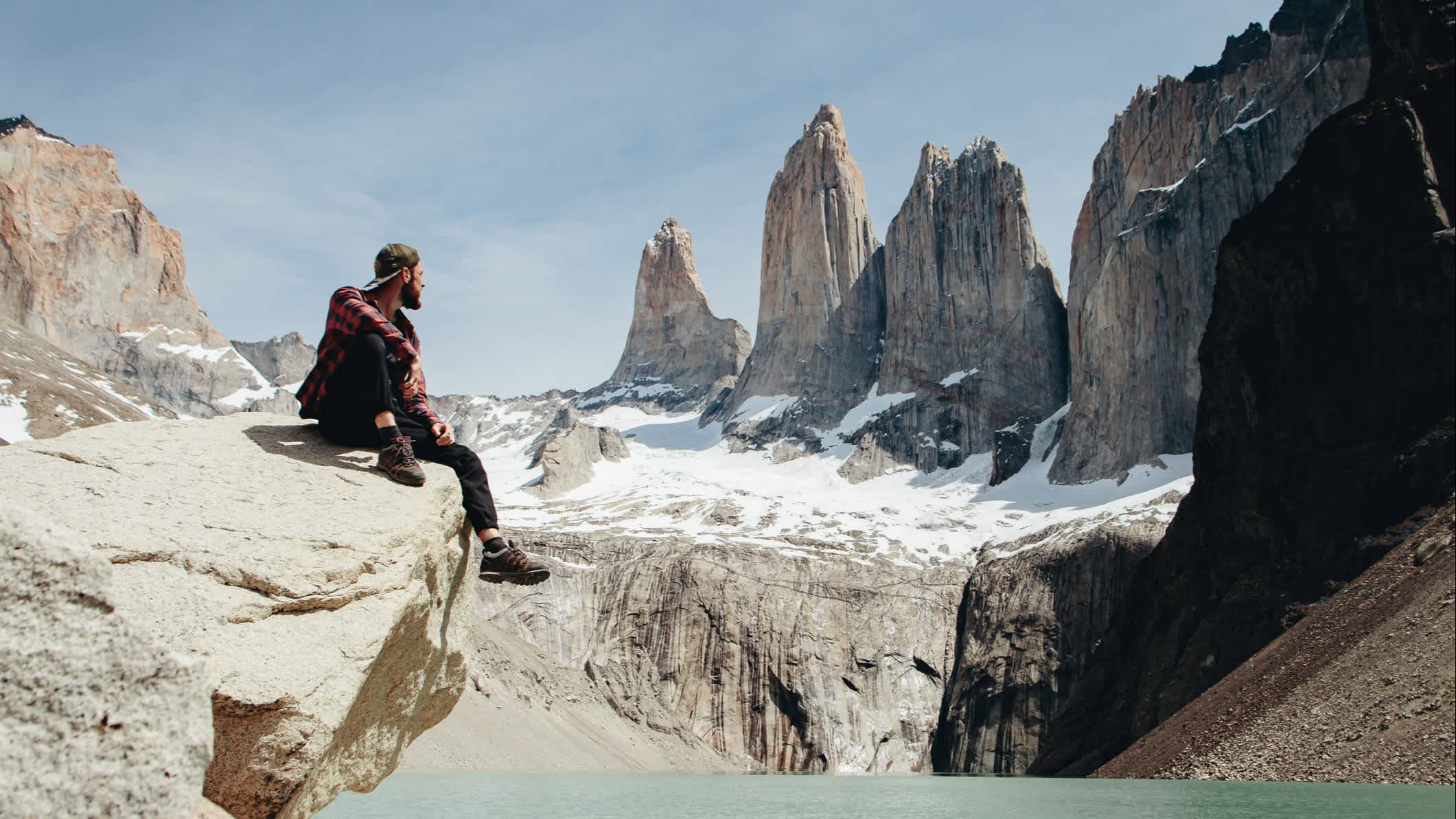 Der Mensch blickt auf den malerischen Blick auf den Nationalpark Torres del Paine, Argentinien. 

