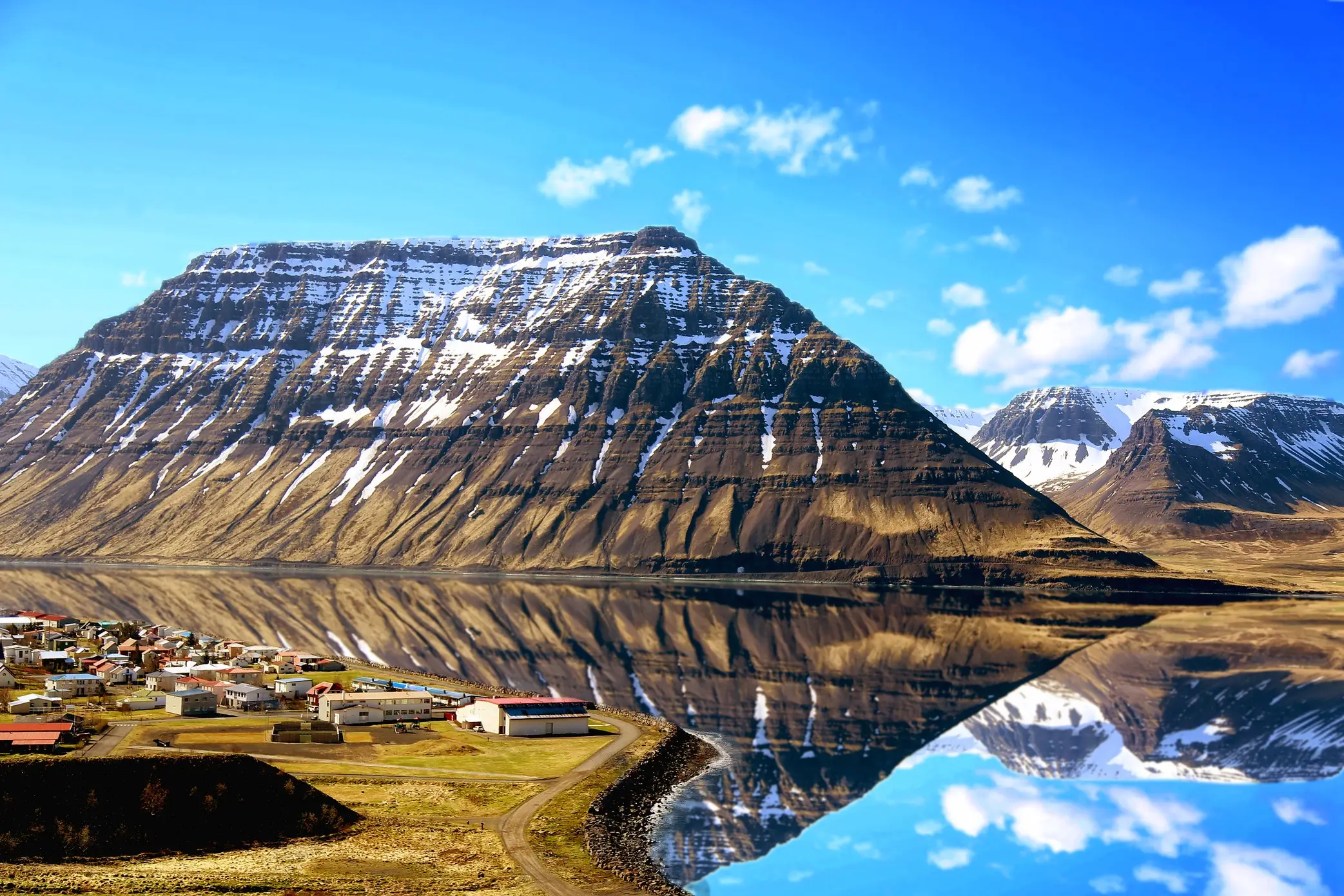 Island, Westfjorde, Isafjordur Stadt an den Westfjorden mit Bergen im Hintergrund