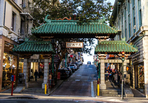 Visiter le quartier animé de Chinatown pendant votre voyage à San Francisco.